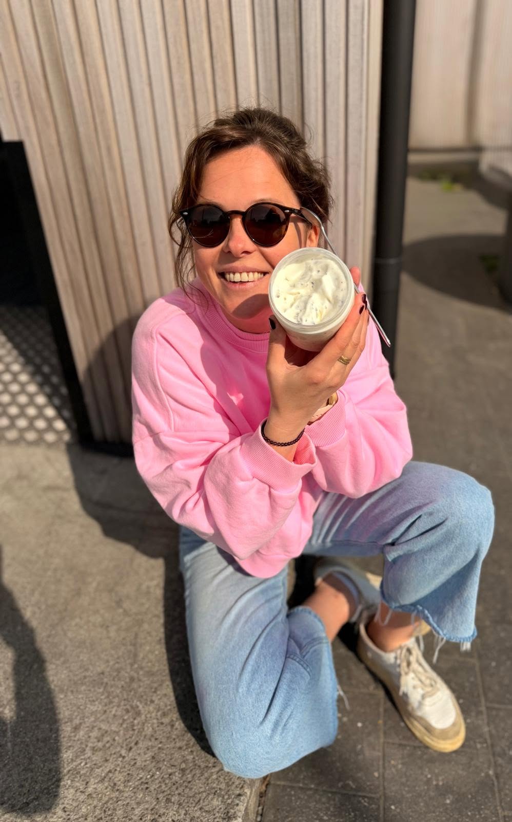 Sophie avec un pot de glace Rawette