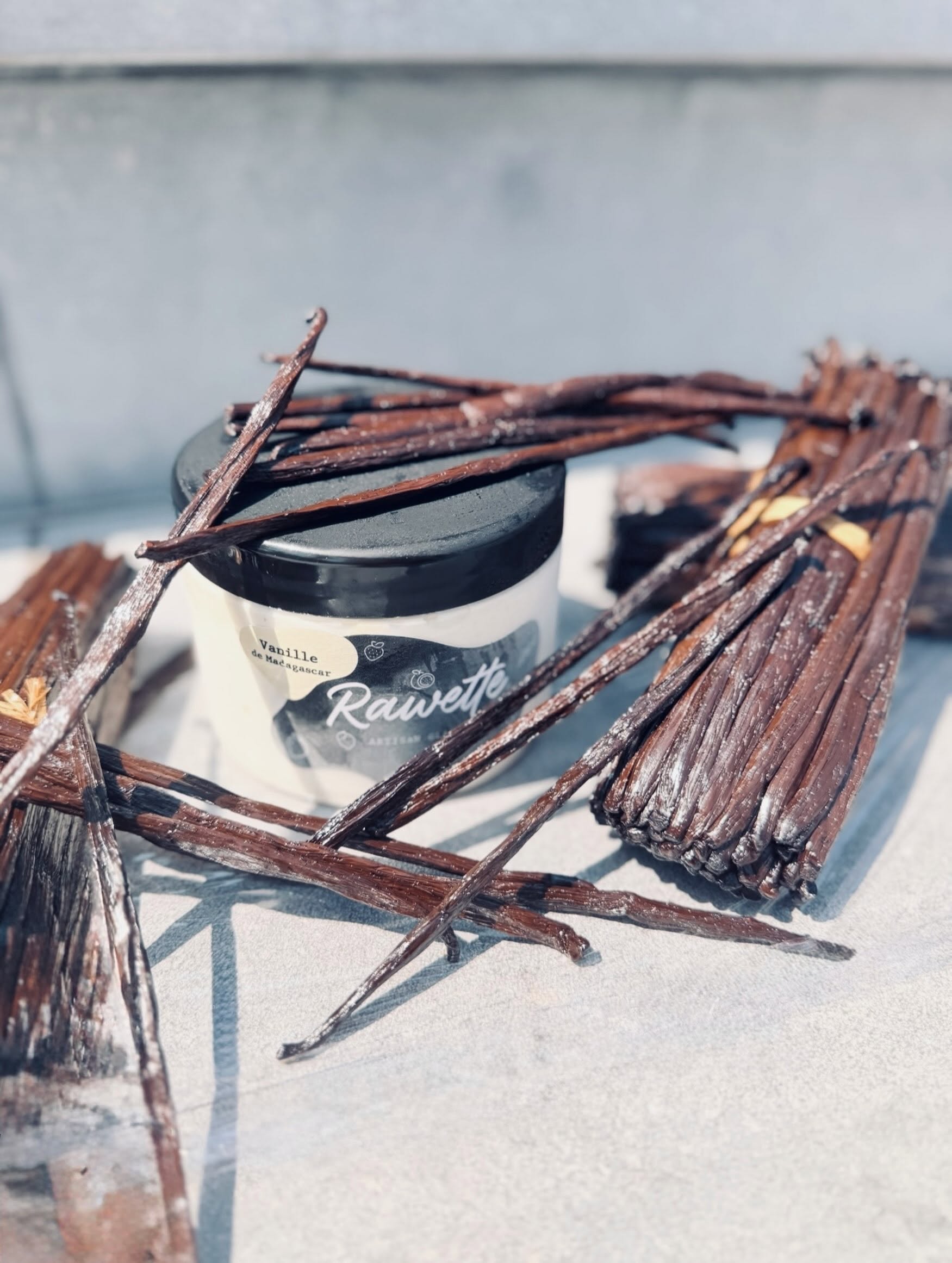 Pot de glace vanille et gousses de vanille